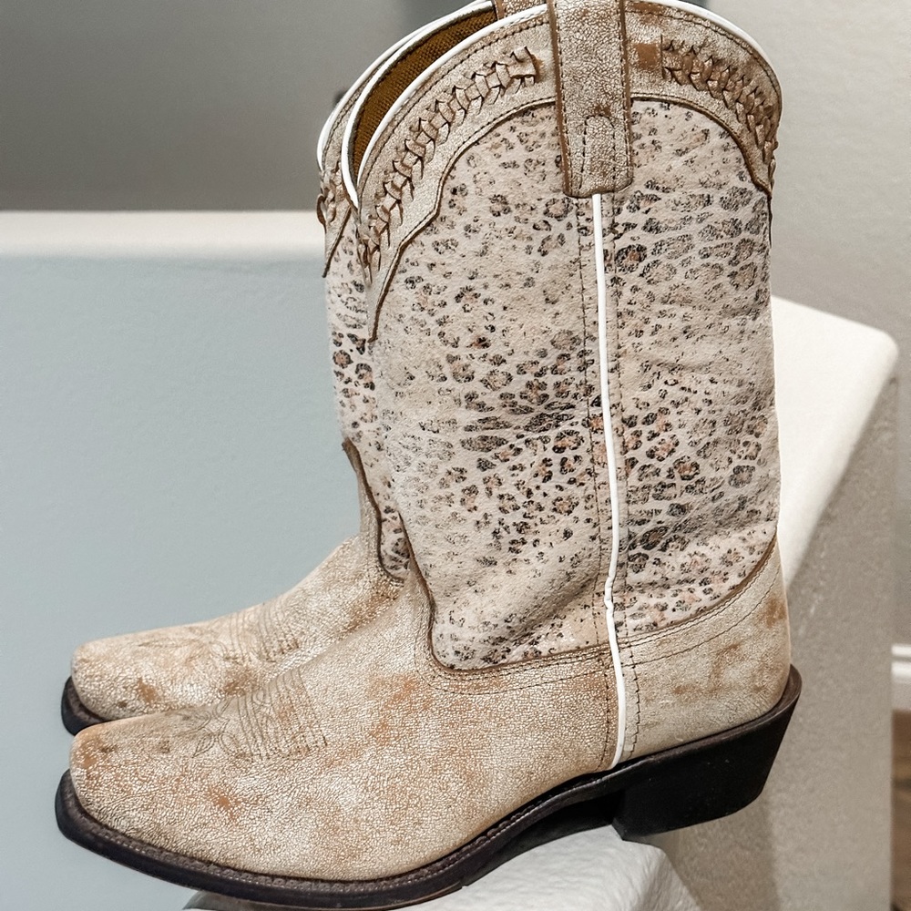 Laredo women’s cowboy boots size 10. Very comfortable! Wore them once!